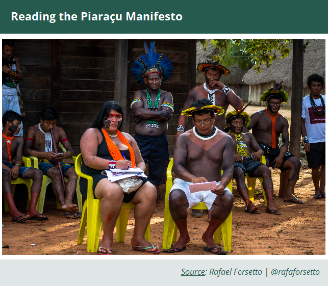 two tribe members are reading the Piaraçu Manifesto
